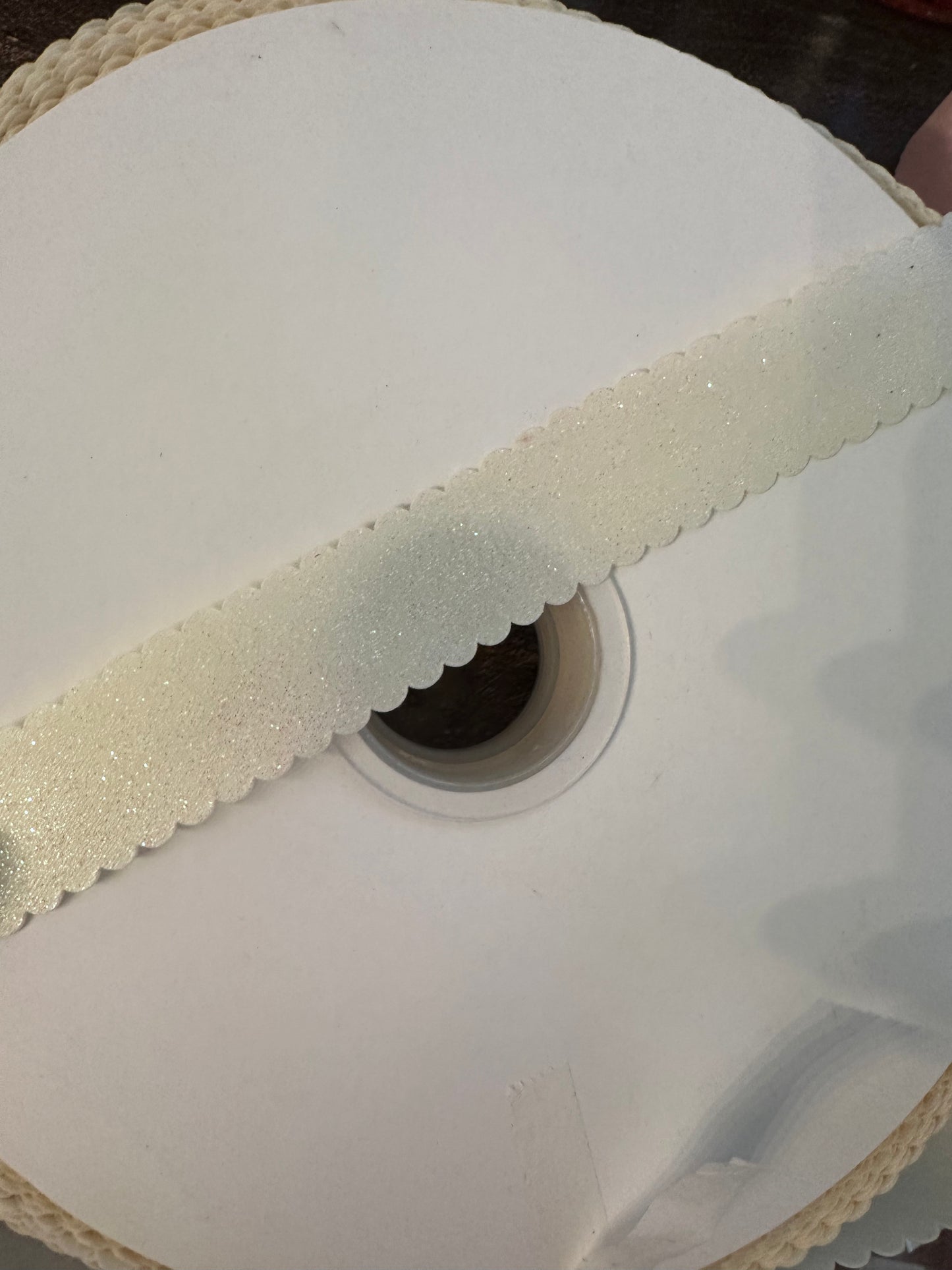 1” Glitter Satin Wavy-cream